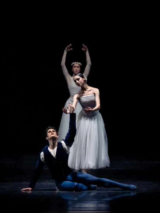 Wiener Staatsballett: “Giselle” mit António Casalinho (Albrecht) und Laura Fernandez Gromova (Giselle), Ioanna Avraam (Myrtha) © AshleyTaylor Giselle3 Avraam