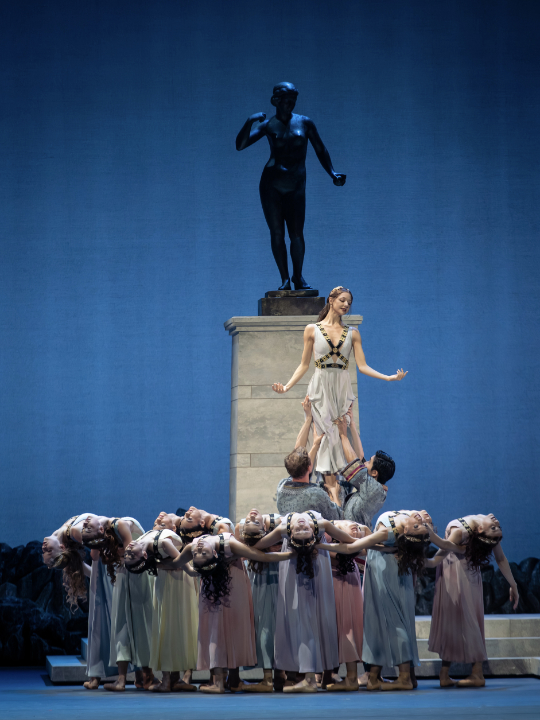 Wiener Staatsballett: "Kallirhoe", im Bild: Madison Young und Damenensemble © Ashley Taylor