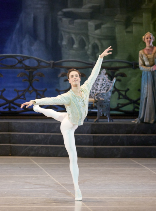 Timoor Afshar in "Schwanensee" © Michael Poehn / Wiener Staatsballett Afshar Schwanensee