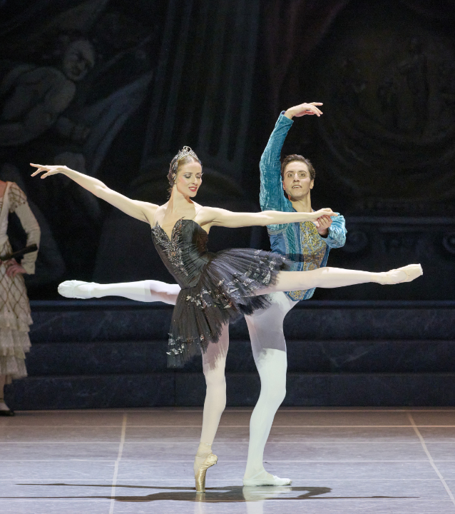 Olga Esina und Timoor Afshar in "Schwanensee" © Michael Poehn / Wiener Staatsballett Afshar Schwanensee2