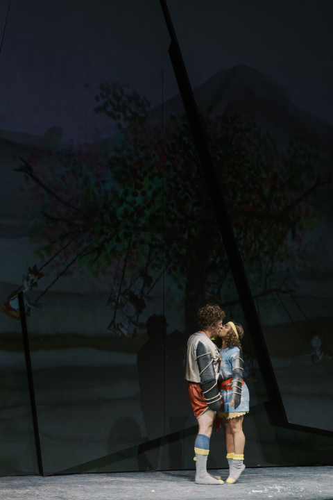 "Die Zauberflöte": Daniel Schmutzhard (Papageno), Jaye Simmons (Papagena) © Marco Sommer/Volksoper Wien Zauberfloet3