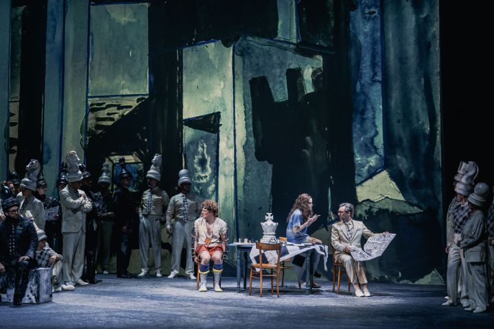 "Die Zauberflöte": Daniel Schmutzhard (Papageno), Rebecca Nelsen (Pamina), Stefan Cerny (Sarastro), Chor der Volksoper Wien © Marco Sommer/Volksoper Wien Zauberfloete6