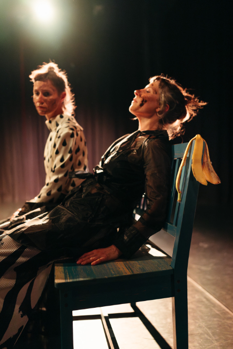 Lilli Angermeier und Sonja Felber (TanzCompanyELLA) in "ZERFALL - wa-bel-dil-di-de-o" © Matthias Schweyer-Hofer Zerfall1