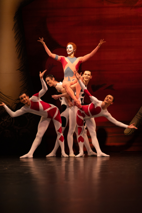 Thüringer Staatsballett: „Jeu de Cartes“ von John Cranko, Tanz: Mite Cristian Emanuel Amuchastegui; erste Reihe v. l. n. r.: Ermes Vanni, Pol Dominguez Perez; zweite Reihe v. l. n. r.: James Cooper, Damiano Cerri © Ronny Ristok jeudecartes17 web
