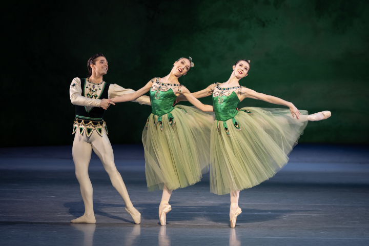 Wiener Staatsballett: "Jewels", Ch: George Balanchine / The George Balanchine Trust. Im Bild: Giorgio Fauré, Gaia Fredianelli, Phoebe Liggins © Ashley Taylor Jewels emeralds1