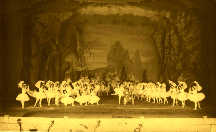 „Das Königreich der Schatten“ aus „Die Bajadere“ (Marius Petipa / Ludwig Minkus, 1877), Einstudierung 1900, Mariinski Theater, St. Petersburg. Quelle: Wikimedia Commons Bayadere