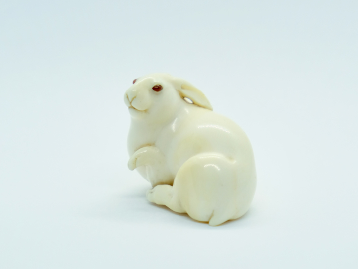 Netsuke: Liegender Hase mit erhobener Vorderpfote, sign. Masatoshi. Elfenbein, Büffelhorn. Osaka, ca. 1880. Familienbesitz de Waal. Foto: Jüdisches Museum Wien. 3 Hase