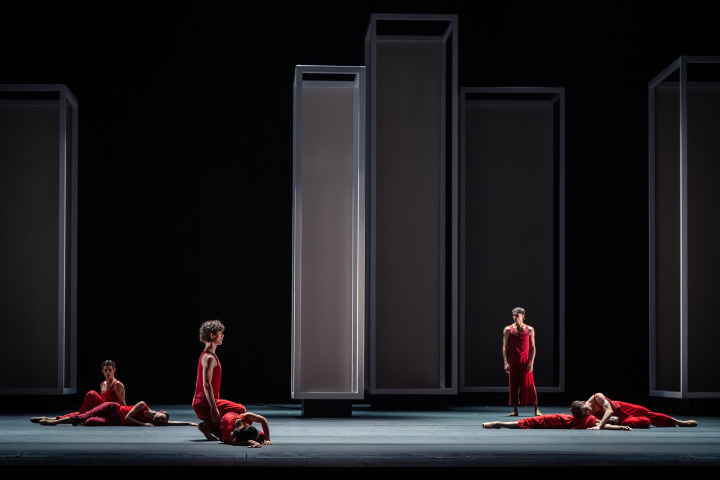 „Yugen“ (Wayne McGregor / Leonard Bernstein / Edmund de Waal), Ensemble. © Wiener Staatsballett / Ashley Taylor. 9 Yugen