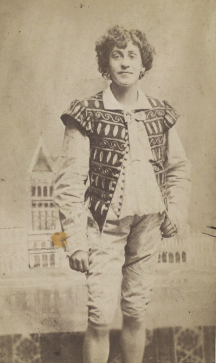 Alexander Girardi als Caramello in „Eine Nacht in Venedig“, 1883, Foto: Carl von Zamboni. Wien Museum, Inv. Nr. 90293/3. BildII 15