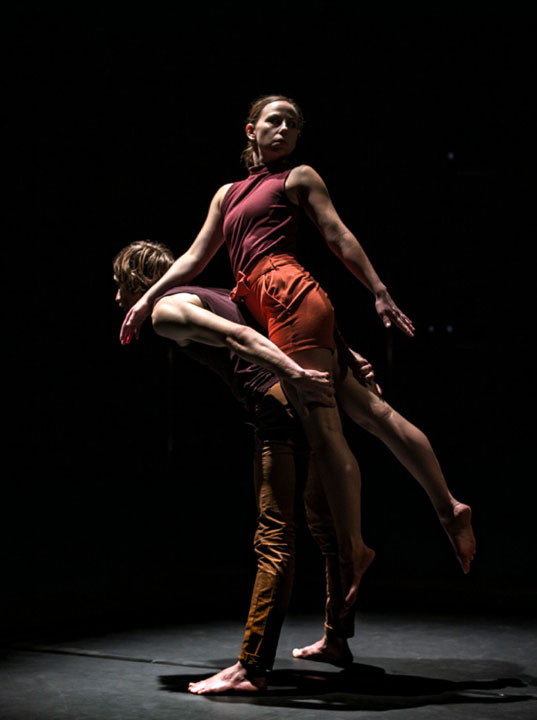 Olga Swietlicka und Matej Kubus in "Disappear" vopn silk fluegge © unbenannt Disappear2