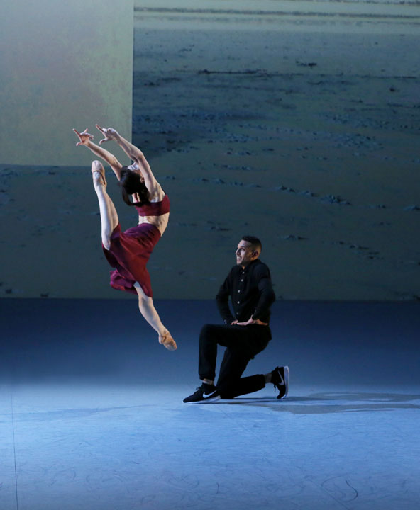 B-Boy bewundert Ballerina "Y Olé!" von José Montalvo © Patrick Berger montalvo2