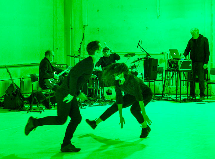 Moritz Ostruschnjaks "Text Neck" © Franz Kimmel textneck2