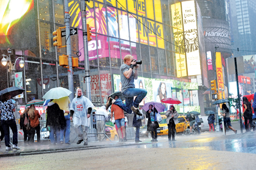 Der Fotograf Jordan Matter (©) springt ebenfalls in jordanmatter